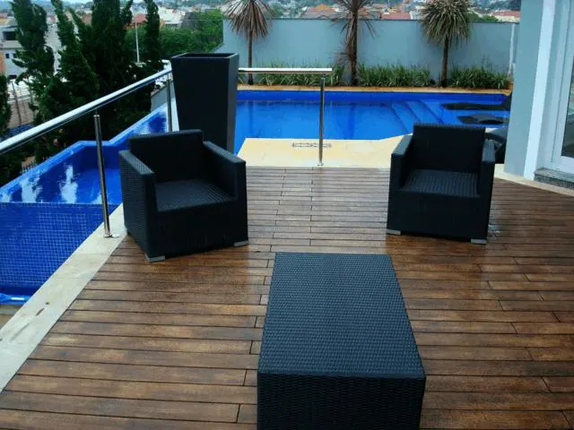 Deck com lounge externo à beira da piscina