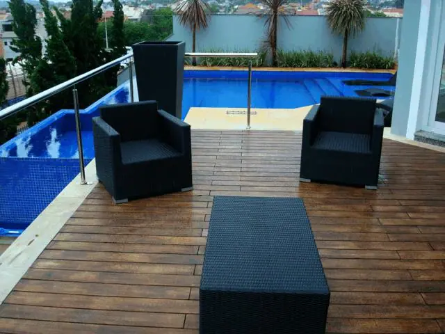 Deck com lounge externo à beira da piscina