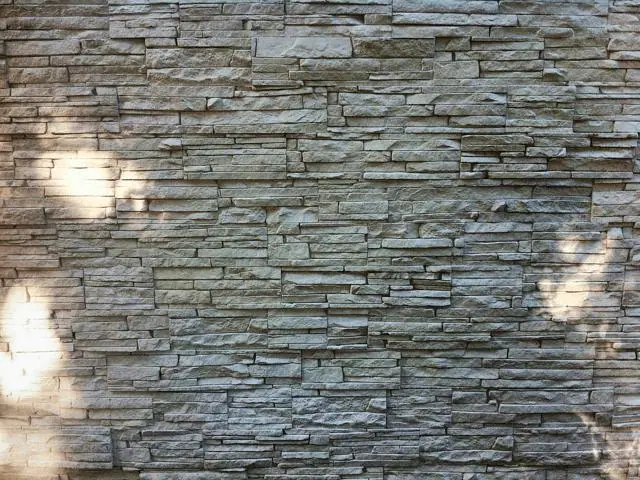 Muro externo em pedra cinza empilhada
